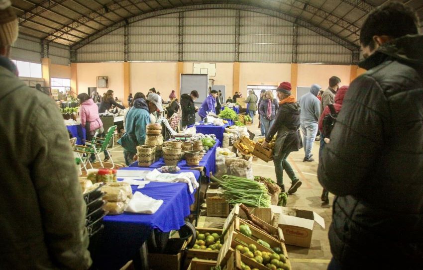 A pesar del frío y la lluvia las familias concurrieron a comprar productos frescos y sanos